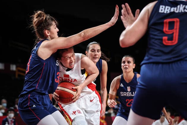(210804) -- SAITAMA, Aug. 4, 2021 -- Shao Ting (2nd L) of China breaks through during the women s basketball quarterfinal match between China and Serbia at the Tokyo 2020 Olympic Games, Olympische Spiele, Olympia, OS in Saitama, Japan, Aug. 4, 2021. ) (TOKYO2020)JAPAN-SAITAMA-OLY-BASKETBALL-WOMEN S QUARTERFINAL-CHN VS SRB PanxYulong 