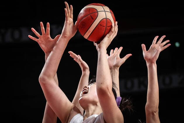 (210804) -- SAITAMA, Aug. 4, 2021 -- Li Yueru (front) of China competes during the women s basketball quarterfinal match between China and Serbia at the Tokyo 2020 Olympic Games, Olympische Spiele, Olympia, OS in Saitama, Japan, Aug. 4, 2021. ) (TOKYO2020)JAPAN-SAITAMA-OLY-BASKETBALL-WOMEN S QUARTERFINAL-CHN VS SRB PanxYulong 
