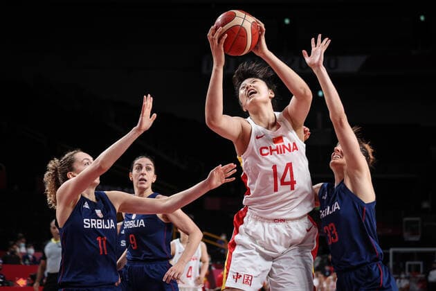 (210804) -- SAITAMA, Aug. 4, 2021 -- Li Yueru (2nd R) of China goes for a layup during the women s basketball quarterfinal match between China and Serbia at the Tokyo 2020 Olympic Games, Olympische Spiele, Olympia, OS in Saitama, Japan, Aug. 4, 2021. ) (TOKYO2020)JAPAN-SAITAMA-OLY-BASKETBALL-WOMEN S QUARTERFINAL-CHN VS SRB PanxYulong 