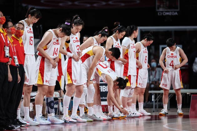 (210804) -- SAITAMA, Aug. 4, 2021 -- Players of China prepare for the women s basketball quarterfinal match between China and Serbia at the Tokyo 2020 Olympic Games, Olympische Spiele, Olympia, OS in Saitama, Japan, Aug. 4, 2021. ) (TOKYO2020)JAPAN-SAITAMA-OLY-BASKETBALL-WOMEN S QUARTERFINAL-CHN VS SRB PanxYulong 