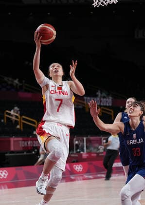 (210804) -- SAITAMA, Aug. 4, 2021 -- Shao Ting (L) of China goes for a layup during the women s basketball quarterfinal match between China and Serbia at the Tokyo 2020 Olympic Games, Olympische Spiele, Olympia, OS in Saitama, Japan, Aug. 4, 2021. ) (TOKYO2020)JAPAN-SAITAMA-OLY-BASKETBALL-WOMEN S QUARTERFINAL-CHN VS SRB MengxYongmin 