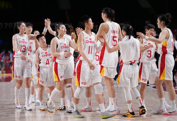 (210804) -- SAITAMA, Aug. 4, 2021 -- Players of China react after the women s basketball quarterfinal match between China and Serbia at the Tokyo 2020 Olympic Games, Olympische Spiele, Olympia, OS in Saitama, Japan, Aug. 4, 2021. ) (TOKYO2020)JAPAN-SAITAMA-OLY-BASKETBALL-WOMEN S QUARTERFINAL-CHN VS SRB MengxYongmin 