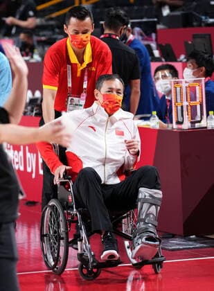(210804) -- SAITAMA, Aug. 4, 2021 -- Xu Limin, head coach of China, leaves after the women s basketball quarterfinal match between China and Serbia at the Tokyo 2020 Olympic Games, Olympische Spiele, Olympia, OS in Saitama, Japan, Aug. 4, 2021. ) (TOKYO2020)JAPAN-SAITAMA-OLY-BASKETBALL-WOMEN S QUARTERFINAL-CHN VS SRB MengxYongmin 