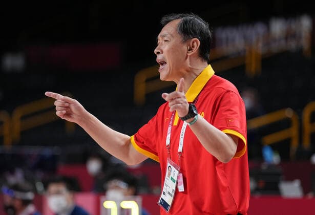 (210804) -- SAITAMA, Aug. 4, 2021 -- Xu Limin, head coach of China, instructs players during the women s basketball quarterfinal match between China and Serbia at the Tokyo 2020 Olympic Games, Olympische Spiele, Olympia, OS in Saitama, Japan, Aug. 4, 2021. ) (TOKYO2020)JAPAN-SAITAMA-OLY-BASKETBALL-WOMEN S QUARTERFINAL-CHN VS SRB MengxYongmin 