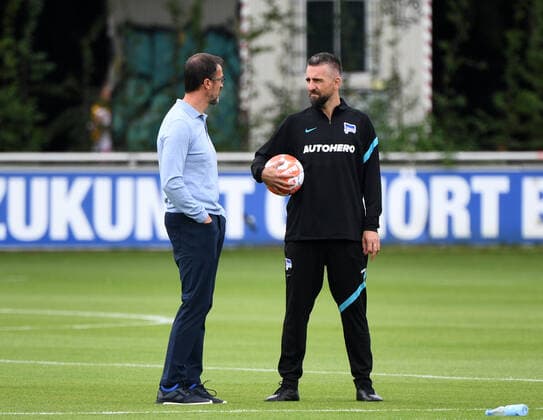 Fussball, Herren, Saison 2021 2022, 1. Bundesliga, Hertha BSC, Training, v. l. Geschäftsführer Fredi Bobic (Hertha BSC), Offensivtrainer Vedad Ibisevic (Hertha BSC), 04.08. 2021, Copyright: xSebastianxRäppold MatthiasxKochx