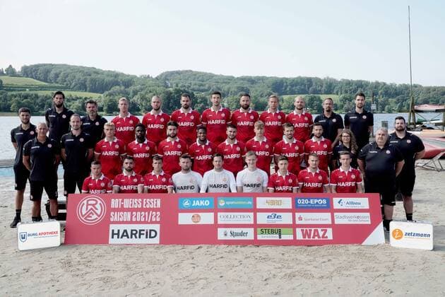 Fußball Regionalliga West Offizieller Fototermin Rot-Weiss Essen am 28.07.2021 am Seaside Beach Baldeney in Essen Mannschaftsfoto Teamfoto Rot-Weiss Essen Obere Reihe: Manuel Lenz (Torwart-Trainer), Carsten Wolters (Co-Trainer), Sören Eismann, Felix Schlüsselburg, Simon Engelmann, Yannick Langesberg, Zlatko Janjic, Dennis Grote, Felix Herzenbruch, Sven Linnemann (Athletik-Trainer), Max von Gehlen (Physiotherapeut) Mittlere Reihe: Fabio Audia (Co-Trainer), Christian Neidhart (Chef-Trainer) Lars Fleischer (Co-Trainer), Cedric Harenbrock, Daniel Heber, Josà Enrique Rios Alonso, Isaiah Young, Erolind Krasniqi, Sascha Voelcke, David Sauerland, Michel Niemeyer, Clara Fabry (Sportpsychologie), Peter Sommer (Zeugwart), Alexander Dolls (Physiotherapeut) Untere Reihe: Kevin Holzweiler, Oguzhan Kefkir, Felix Heim, Raphael Koczor, Daniel Davari, Jakob Golz, Sandro Plechaty, Luca Dürholtz, Nils Kaiser