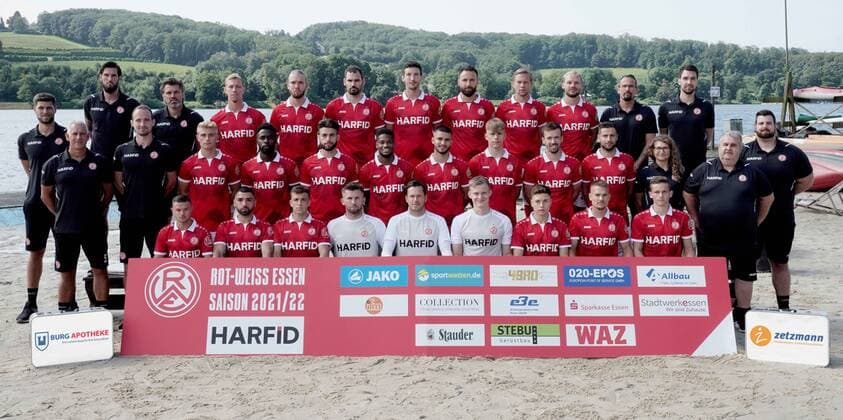 Fußball Regionalliga West Offizieller Fototermin Rot-Weiss Essen am 28.07.2021 am Seaside Beach Baldeney in Essen Mannschaftsfoto Teamfoto Rot-Weiss Essen Obere Reihe: Manuel Lenz (Torwart-Trainer), Carsten Wolters (Co-Trainer), Sören Eismann, Felix Schlüsselburg, Simon Engelmann, Yannick Langesberg, Zlatko Janjic, Dennis Grote, Felix Herzenbruch, Sven Linnemann (Athletik-Trainer), Max von Gehlen (Physiotherapeut) Mittlere Reihe: Fabio Audia (Co-Trainer), Christian Neidhart (Chef-Trainer) Lars Fleischer (Co-Trainer), Cedric Harenbrock, Daniel Heber, Josà Enrique Rios Alonso, Isaiah Young, Erolind Krasniqi, Sascha Voelcke, David Sauerland, Michel Niemeyer, Clara Fabry (Sportpsychologie), Peter Sommer (Zeugwart), Alexander Dolls (Physiotherapeut) Untere Reihe: Kevin Holzweiler, Oguzhan Kefkir, Felix Heim, Raphael Koczor, Daniel Davari, Jakob Golz, Sandro Plechaty, Luca Dürholtz, Nils Kaiser