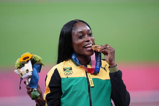 OLY21 ATHLETICS, Elaine Thompson-Herah of Jamaica with her Gold medal for the Women?s 200m at the Olympic Stadium during the Tokyo Olympic Games, Olympische Spiele, Olympia, OS Tokyo Wednesday, August 4, 2021. ( NO ARCHIVING, EDITORIAL USE ONLY, NO USE IN BOOKS WITHOUT CONSENT TOKYO TOKYO JAPAN  Copyright: xJOExGIDDENSx 20210804001564076791