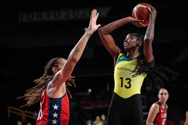 (210804) -- SAITAMA, Aug. 4, 2021 -- Ezi Magbegor (R) of Australia shoots during the women s basketball quarterfinal between the United States and Australia at the Tokyo 2020 Olympic Games, Olympische Spiele, Olympia, OS in Saitama, Japan, Aug. 4, 2021. ) (TOKYO2020)JAPAN-SAITAMA-OLY-BASKETBALL-WOMEN S QUARTERFINAL PanxYulong 