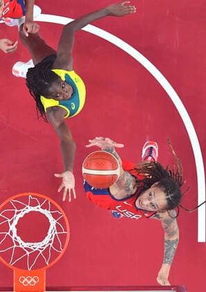 (210804) -- SAITAMA, Aug. 4, 2021 -- Brittney Griner (down) of the United States competes during the women s basketball quarterfinal between the United States and Australia at the Tokyo 2020 Olympic Games, Olympische Spiele, Olympia, OS in Saitama, Japan, Aug. 4, 2021. ) (TOKYO2020)JAPAN-SAITAMA-OLY-BASKETBALL-WOMEN S QUARTERFINAL MengxYongmin 