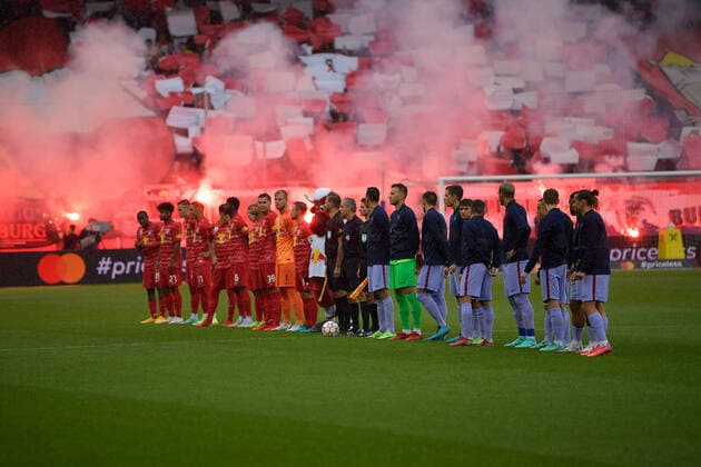 Salzburg, Oesterreich 04. August 2021: Testspiel - 2021 2022 - RB Salzburg vs. FC Barcelona, Barca Die die Mannschaften von RB Salzburg und dem FC Barcelona vor dem Anpfiff. Die Fans von RB Salzburg zünden Pyrotechnik. Red Bull Arena Copyright: xFotostandx xWassmuthx