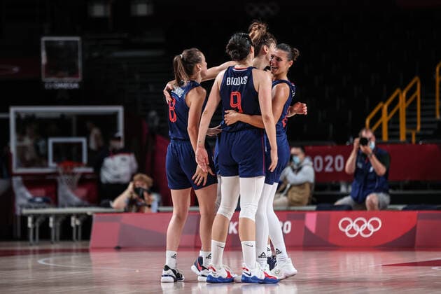 (210804) -- SAITAMA, Aug. 4, 2021 -- Players of Serbia celebrate after the women s basketball quarterfinal match between China and Serbia at the Tokyo 2020 Olympic Games, Olympische Spiele, Olympia, OS in Saitama, Japan, Aug. 4, 2021. ) (TOKYO2020)JAPAN-SAITAMA-OLY-BASKETBALL-WOMEN S QUARTERFINAL-CHN VS SRB PanxYulong 