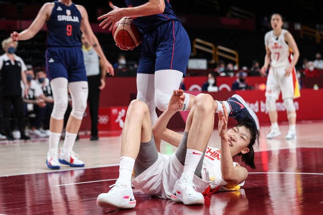 (210804) -- SAITAMA, Aug. 4, 2021 -- Han Xu (down) of China falls down during the women s basketball quarterfinal match between China and Serbia at the Tokyo 2020 Olympic Games, Olympische Spiele, Olympia, OS in Saitama, Japan, Aug. 4, 2021. ) (TOKYO2020)JAPAN-SAITAMA-OLY-BASKETBALL-WOMEN S QUARTERFINAL-CHN VS SRB PanxYulong 