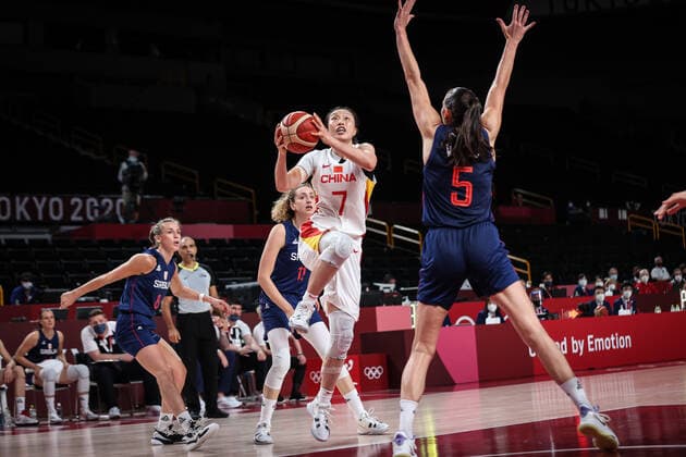 (210804) -- SAITAMA, Aug. 4, 2021 -- Shao Ting (2nd R) of China goes for a layup during the women s basketball quarterfinal match between China and Serbia at the Tokyo 2020 Olympic Games, Olympische Spiele, Olympia, OS in Saitama, Japan, Aug. 4, 2021. ) (TOKYO2020)JAPAN-SAITAMA-OLY-BASKETBALL-WOMEN S QUARTERFINAL-CHN VS SRB PanxYulong 