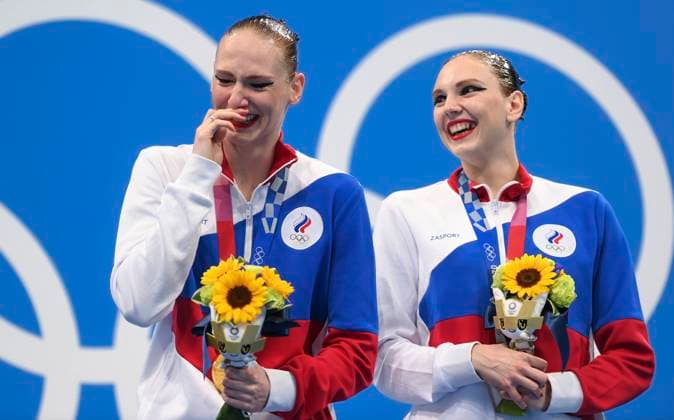 (210804) -- TOKYO, Aug. 4, 2021 -- Svetlana Kolesnichenko and Svetlana Romashina of ROC attend the awarding ceremony for the duet of the artistic swimming competition at the Tokyo 2020 Olympic Games, Olympische Spiele, Olympia, OS in Tokyo, Japan, Aug. 4, 2021. ) (TOKYO2020)XHTP-JAPAN-TOKYO-OLY-ARTISTIC SWIMMING-DUET FREE ROUTINE FINAL XiaxYifang 