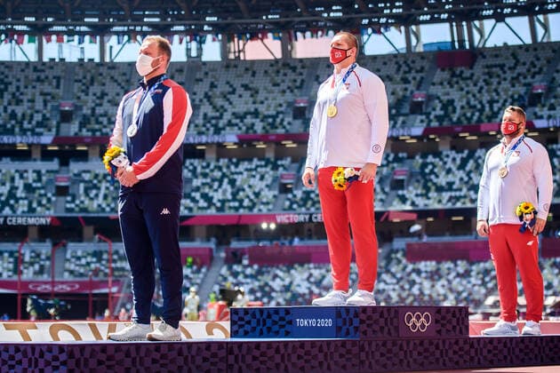 210805 Eivind Henriksen of Norway on the podium during the medal ceremony of men?s hammer throw during day 13 of the Tokyo 2020 Olympic Games, Olympische Spiele, Olympia, OS on August 5, 2021 in Tokyo. Photo: Johanna Lundberg BILDBYRAN kod JL JL0159 friidrott athletics friidrett olympic games olympics os ol olympiska spel olympiske leker tokyo2020 tokyo 2020 tokyo-os tokyo-ol bbeng norge brons medalj jubel Copyright: JOHANNAxLUNDBERG BB210805JL009