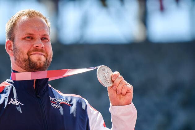 210805 Eivind Henriksen of Norway on the podium during the medal ceremony of men?s hammer throw during day 13 of the Tokyo 2020 Olympic Games, Olympische Spiele, Olympia, OS on August 5, 2021 in Tokyo. Photo: Johanna Lundberg BILDBYRAN kod JL JL0159 friidrott athletics friidrett olympic games olympics os ol olympiska spel olympiske leker tokyo2020 tokyo 2020 tokyo-os tokyo-ol bbeng norge brons medalj jubel Copyright: JOHANNAxLUNDBERG BB210805JL010