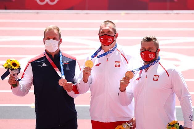 (L-R) Eivind Henriksen (NOR), Wojciech Nowicki, Pawel Fajdek (POL), AUGUST 5, 2021 - Athletics : Gold medalist Wojciech Nowicki of Poland poses with silver medalist Eivind Henriksen of Norway and bronze medalist Pawel Fajdek of Poland during the Men s Hammer Throw Medal Ceremony during the Tokyo 2020 Olympic Games, Olympische Spiele, Olympia, OS at the National Stadium in Tokyo, Japan. Noxthirdxpartyxsales  (166462841)