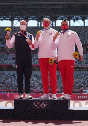 (210805) -- TOKYO, Aug. 5, 2021 -- Wojciech Nowicki (C) and Pawel Fajdek (R) of Poland and Eivind Henriksen of Norway react during the awarding ceremony of the Men s Hammer Throw at the Tokyo 2020 Olympic Games, Olympische Spiele, Olympia, OS in Tokyo, Japan, Aug. 5, 2021. ) (TOKYO2020)JAPAN-TOKYO-OLY-ATHLETICS-MEN S HAMMER THROW-AWARDING CEREMONY LuixSiuxWai 