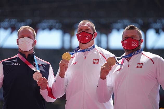 (210805) -- TOKYO, Aug. 5, 2021 -- Wojciech Nowicki (C) and Pawel Fajdek (R) of Poland and Eivind Henriksen of Norway react during the awarding ceremony of the Men s Hammer Throw at the Tokyo 2020 Olympic Games, Olympische Spiele, Olympia, OS in Tokyo, Japan, Aug. 5, 2021. ) (TOKYO2020)JAPAN-TOKYO-OLY-ATHLETICS-MEN S HAMMER THROW-AWARDING CEREMONY LuixSiuxWai 