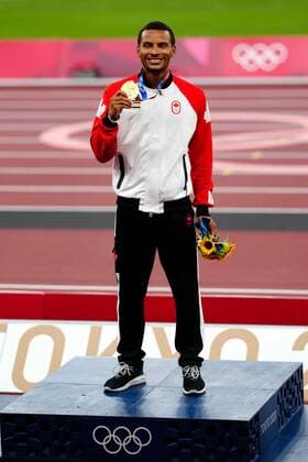 Mandatory Credit: Photo by Dave Shopland Shutterstock (12248465dt) Andre De Grasse celebrates with his gold medal in the Men s 200m Athletics, Olympic Stadium, Tokyo Olympic Games, Olympische Spiele, Olympia, OS 2020, Japan - 05 Aug 2021 Athletics, Olympic Stadium, Tokyo Olympic Games 2020, Japan - 05 Aug 2021  Copyright: xDavexShopland Shutterstockx 12248465dt