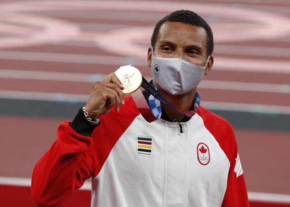Canada s Andre de Grasse celebrates his Gold Medal during the Men s 200m Medal Ceremonies at the Olympic Stadium during the 2020 Summer Olympics in Tokyo, Japan on Thursday, August 5, 2021. de Grasse won the race in national record 19.62.  OLY20210805442 TASOSxKATOPODIS