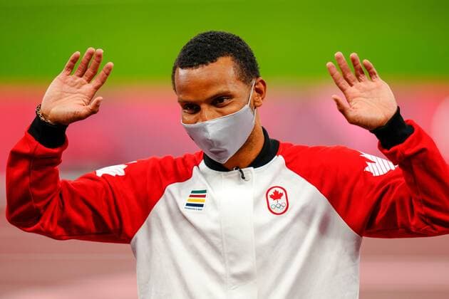 Mandatory Credit: Photo by Dave Shopland Shutterstock (12248465dq) Andre De Grasse celebrates with his gold medal in the Men s 200m Athletics, Olympic Stadium, Tokyo Olympic Games, Olympische Spiele, Olympia, OS 2020, Japan - 05 Aug 2021 Athletics, Olympic Stadium, Tokyo Olympic Games 2020, Japan - 05 Aug 2021  Copyright: xDavexShopland Shutterstockx 12248465dq