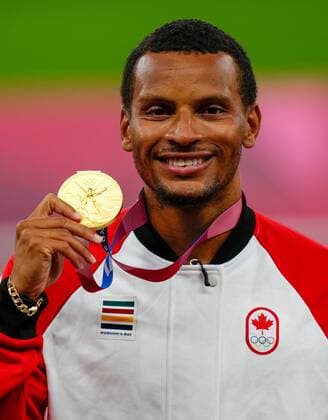 Mandatory Credit: Photo by Dave Shopland Shutterstock (12248465ds) Andre De Grasse celebrates with his gold medal in the Men s 200m Athletics, Olympic Stadium, Tokyo Olympic Games, Olympische Spiele, Olympia, OS 2020, Japan - 05 Aug 2021 Athletics, Olympic Stadium, Tokyo Olympic Games 2020, Japan - 05 Aug 2021  Copyright: xDavexShopland Shutterstockx 12248465ds