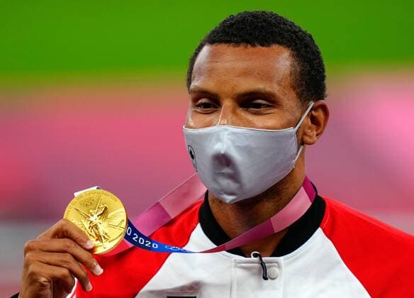 Mandatory Credit: Photo by Dave Shopland Shutterstock (12248465dl) Andre De Grasse celebrates with his gold medal in the Men s 200m Athletics, Olympic Stadium, Tokyo Olympic Games, Olympische Spiele, Olympia, OS 2020, Japan - 05 Aug 2021 Athletics, Olympic Stadium, Tokyo Olympic Games 2020, Japan - 05 Aug 2021  Copyright: xDavexShopland Shutterstockx 12248465dl
