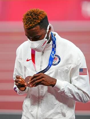 Mandatory Credit: Photo by Dave Shopland Shutterstock (12248465dv) Kenneth Bednarek with his silver medal in the Men s 200m Athletics, Olympic Stadium, Tokyo Olympic Games, Olympische Spiele, Olympia, OS 2020, Japan - 05 Aug 2021 Athletics, Olympic Stadium, Tokyo Olympic Games 2020, Japan - 05 Aug 2021  Copyright: xDavexShopland Shutterstockx 12248465dv