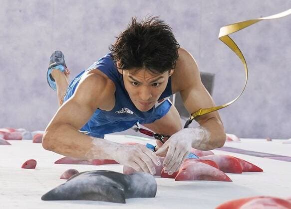 Bilder des Jahres 2021, Sport 08. August Sport Themen der Woche KW31 Tokio 2020 im Jahr 2021, Rückblick: Olympische Highlights Tokyo Olympics: Climbing Japan s Tomoa Narasaki competes in the speed round of the men s sport climbing combined final at the Tokyo Olympics on Aug. 5, 2021, at Aomi Urban Sports Park in Tokyo.  A14AA0000756675P