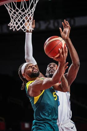 (210805) -- SAITAMA, Aug. 5, 2021 -- Patty Mills (L) of Australia lays up during the men s basketball semifinal between the United States and Australia at Tokyo 2020 Olympic Games, Olympische Spiele, Olympia, OS in Saitama, Japan, Aug. 5, 2021. ) (TOKYO2020)JAPAN-SAITAMA-OLY-BASKETBALL-MEN S SEMIFINAL-USA VS AUS PanxYulong 
