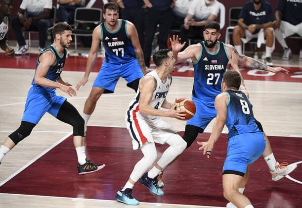 France s Thomas Heurtel (C) dribbles through four of Slovenia s defenders (L-R) Aleksej Nikolic, Luka Doncic, Ziga Dimec and Edo Muric during Men s Basketball semifinal at the Tokyo 2020 Olympics, Thursday, August 5, 2021, in Tokyo, Japan. France edged Slovenia 90-89 and will play the USA in the Gold Medal game.  OLY20210805828 MIKExTHEILER