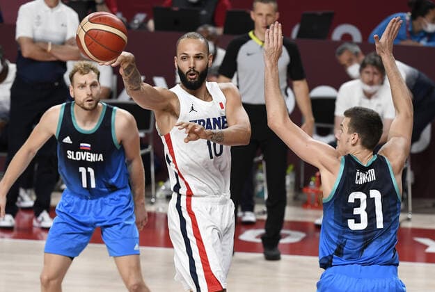 France s Evan Fournier ( C) passes off as he is pressured by Vlatko Cancar (31) as teammate Jaka Blazic (11) looks on during Men s Basketball semifinal at the Tokyo 2020 Olympics, Thursday, August 5, 2021, in Tokyo, Japan. France edged Slovenia 90-89 and advances to play the USA in the Gold Medal game.  OLY20210805829 MIKExTHEILER