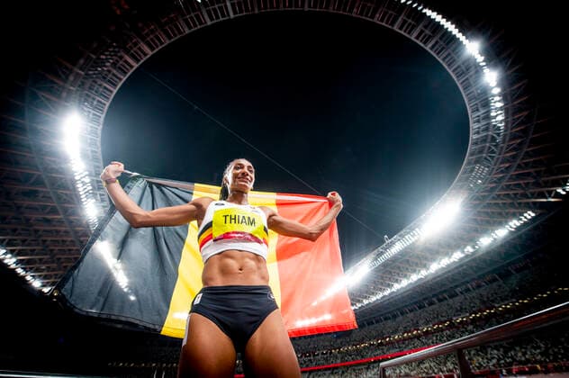 Tokio 2020 im Jahr 2021, Rückblick: Olympische Highlights Joie de Nafissatou Thiam (Bel) Women s Heptathlon posant avec le drapeau de la Belgique ATHLETISME : Jeux Olympiques - Tokyo 2020 - 05 08 2021 JBAutissier Panoramic 