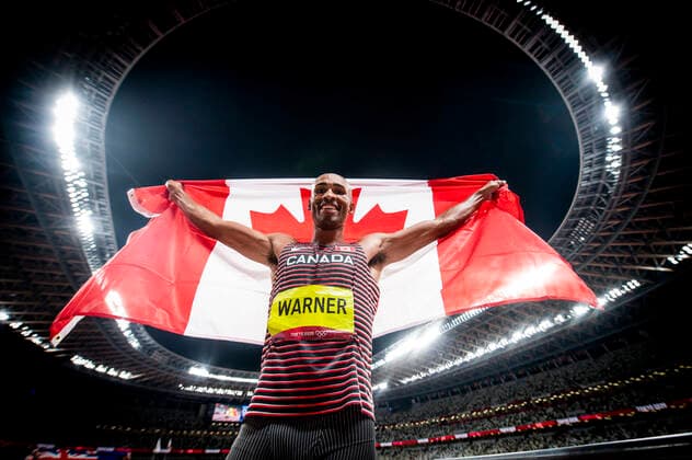 Bilder des Jahres 2021, Sport 08. August Sport Themen der Woche KW31 Sport Bilder des Tages Damian Warner (Can) - Decathlon - poasnt avec le drapeau du Canada ATHLETISME : Jeux Olympiques - Tokyo 2020 - 05 08 2021 JBAutissier Panoramic 