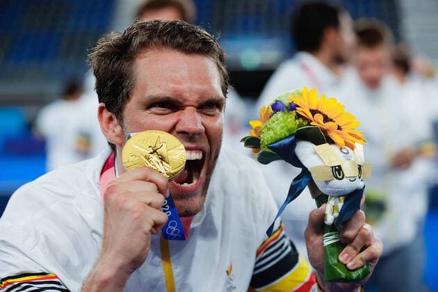 Tokio 2020 im Jahr 2021, Rückblick: Olympische Highlights Sport Bilder des Tages TOKYO, JAPAN - AUGUST 05: A Belgium player shows of his gold medal during the Men s Hockey Gold Medal match between Australia and Belgium on Day 13 of the Tokyo 2020 Olympic Games, Olympische Spiele, Olympia, OS at Oi Hockey Stadium on August 05, 2021 in Tokyo, Japan. (Photo by Pete Dovgan Speed Media Icon Sportswire) OLYMPICS: AUG 05 Olympics Tokyo 2020 Icon2108050415