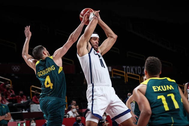 (210805) -- SAITAMA, Aug. 5, 2021 -- Javale McGee (C) of the United States competes during the men s basketball semifinal between the United States and Australia at Tokyo 2020 Olympic Games, Olympische Spiele, Olympia, OS in Saitama, Japan, Aug. 5, 2021. ) (TOKYO2020)JAPAN-SAITAMA-OLY-BASKETBALL-MEN S SEMIFINAL-USA VS AUS PanxYulong 