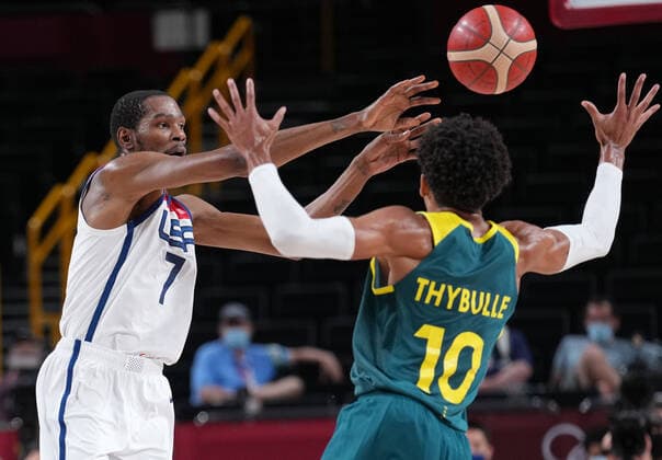 (210805) -- SAITAMA, Aug. 5, 2021 -- Kevin Durant (L) of the United States passes the ball during the men s basketball semifinal between the United States and Australia at Tokyo 2020 Olympic Games, Olympische Spiele, Olympia, OS in Saitama, Japan, Aug. 5, 2021. ) (TOKYO2020)JAPAN-SAITAMA-OLY-BASKETBALL-MEN S SEMIFINAL-USA VS AUS MengxYongmin 