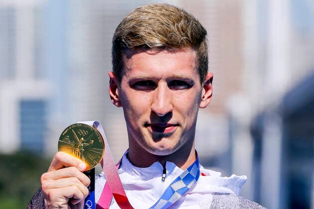 Bilder des Jahres 2021, Sport 08. August Sport Themen der Woche KW31 Sport Bilder des Tages WELLBROCK Florian Team GER Olympiasieger 10 km Freiwasserschwimmen bei der Siegerehrung TOKYO Olympic Games, Olympische Spiele, Olympia, OS 2020 Sommerspiele in Tokyo 10km Schwimmen am 05. 08.2021 in Tokyo *** WELLBROCK Florian Team GER Olympic Champion 10 km Open Water Swimming at the Award Ceremony TOKYO Olympic games 2020 Summer Games in Tokyo 10km Swimming on 05 08 2021 in Tokyo