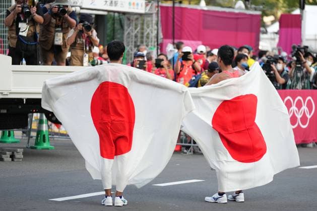 Bilder des Jahres 2021, Sport 08. August Sport Themen der Woche KW31 Tokio 2020 im Jahr 2021, Rückblick: Olympische Highlights Sport Bilder des Tages (210805) -- SAPPORO, Aug. 5, 2021 -- Ikeda Koki (L) and Yamanishi Toshikazu of Japan celebrate after the men s 20km race walk final at the Tokyo 2020 Olympic Games, Olympische Spiele, Olympia, OS in Sapporo, Japan, Aug. 5, 2021. ) (TOKYO2020)JAPAN-SAPPORO-OLY-RACE WALK-MEN S 20KM FINAL JuxHuanzong 