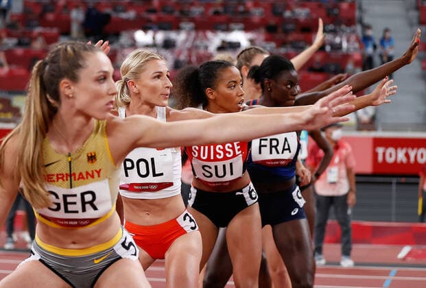 Bilder des Jahres 2021, Sport 08. August Sport Themen der Woche KW31 Tokio 2020 im Jahr 2021, Rückblick: Olympische Highlights Sport Bilder des Tages (210805) -- TOKYO, Aug. 5, 2021 -- Athletes compete during the Women s 4x400m Relay Heat at the Tokyo 2020 Olympic Games, Olympische Spiele, Olympia, OS in Tokyo, Japan, Aug. 5, 2021. ) (TOKYO2020)XHTP-JAPAN-TOKYO-OLY-ATHLETICS-WOMEN S 4x400M RELAY-HEAT WangxLili 