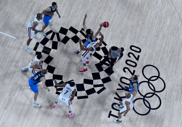 (210805) -- SAITAMA, Aug. 5, 2021 -- Players jump for the ball during the men s basketball semifinal between France and Slovenia at Tokyo 2020 Olympic Games, Olympische Spiele, Olympia, OS in Saitama, Japan, Aug. 5, 2021. ) (TOKYO2020)JAPAN-SAITAMA-OLY-BASKETBALL-MEN S SEMIFINAL-FRA VS SLO MengxYongmin 