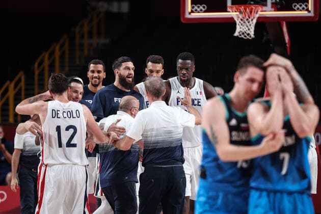 (210805) -- SAITAMA, Aug. 5, 2021 -- Players of France celebrate after winning the men s basketball semifinal between France and Slovenia at Tokyo 2020 Olympic Games, Olympische Spiele, Olympia, OS in Saitama, Japan, Aug. 5, 2021. ) (TOKYO2020)JAPAN-SAITAMA-OLY-BASKETBALL-MEN S SEMIFINAL-FRA VS SLO PanxYulong 