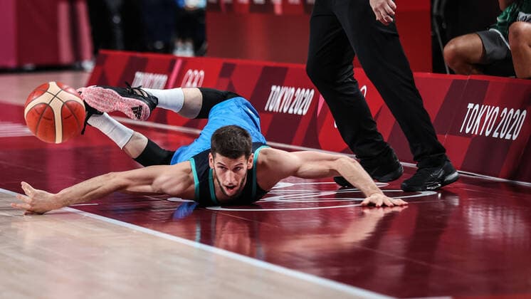 (210805) -- SAITAMA, Aug. 5, 2021 -- Aleksej Nikolic of Slovenia fall over during the men s basketball semifinal between France and Slovenia at Tokyo 2020 Olympic Games, Olympische Spiele, Olympia, OS in Saitama, Japan, Aug. 5, 2021. ) (TOKYO2020)XHTP-JAPAN-SAITAMA-OLY-BASKETBALL-MEN S SEMIFINAL-FRA VS SLO PanxYulong 