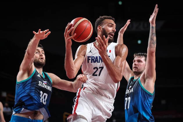 (210805) -- SAITAMA, Aug. 5, 2021 -- Rudy Gobert (C) of France passes the ball during the men s basketball semifinal between France and Slovenia at Tokyo 2020 Olympic Games, Olympische Spiele, Olympia, OS in Saitama, Japan, Aug. 5, 2021. ) (TOKYO2020)JAPAN-SAITAMA-OLY-BASKETBALL-MEN S SEMIFINAL-FRA VS SLO PanxYulong 