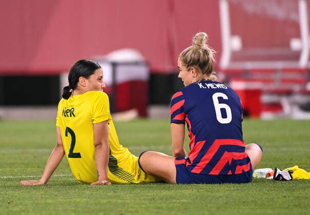 (210805) -- IBARAKI, Aug. 5, 2021 -- Kristie Mewis (R) of the United States talks with Sam Kerr of Australia after the women s football bronze medal match between the United States and Australia at Tokyo 2020 Olympic Games, Olympische Spiele, Olympia, OS in Ibaraki, Japan, Aug. 5, 2021. ) (TOKYO2020)JAPAN-IBARAKI-WOMEN S FOOTBALL-BRONZE MEDAL-AUS VS USA LuxYang 