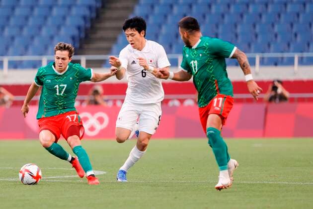 Mexico s Sebastian Cordova (L) in action against Japan s Wataru Endo (C) during the bronze medal soccer match between Mexico and Japan during the 2020 Olympic Games, Olympische Spiele, Olympia, OS at Saitama stadium 2002 in Saitama, Japan, 06 August 2021. 2020 Olympic Games - Soccer: Mexico vs. Japan !ACHTUNG: NUR REDAKTIONELLE NUTZUNG!  Copyright: xKaixFoersterlingx EVE8796 20210806-bb91202751155e911cc96c67c259f8ef578278e7