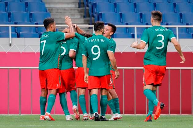 Mexico s players celebrate the 2-0 in their bronze medal soccer match between Mexico and Japan during the 2020 Olympic Games, Olympische Spiele, Olympia, OS at Saitama stadium 2002 in Saitama, Japan, 06 August 2021. 2020 Olympic Games - Soccer: Mexico vs. Japan !ACHTUNG: NUR REDAKTIONELLE NUTZUNG!  Copyright: xKaixFoersterlingx EVE8810 20210806-63ffcd754e40ac60af3475d1f2ace4aca97ae39f