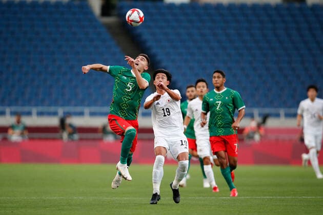 August 6, 2021, Saitama, Japan: JOHAN VASQUEZ (5) of Mexico in action against DAICHI HAYASHI (19) of Japan in the football men s bronze medal match between Mexico and Japan during the Tokyo 2020 Olympic Games, Olympische Spiele, Olympia, OS at the Saitama Stadium. Mexico leads Japan 2-0 at halftime. Saitama Japan - ZUMAm191 20210806_zap_m191_005 Copyright: xRodrigoxReyesxMarinx